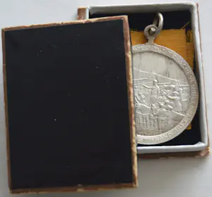Niet of onleesbaar gesigneerd - Nederlandse Onafhankelijkheid in 1913 in zilver ! kopen? Bied vanaf 10!