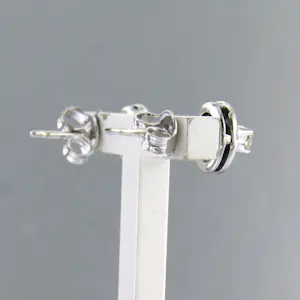 BWG witte oorknoppen bezet met single cut geslepen diamant totaal circa 0.15ct kopen? Bied vanaf 210!