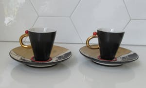 Niet of onleesbaar gesigneerd - Twee Studio Keramische kop- en schotels "Koeien met bellen" kopen? Bied vanaf 10!