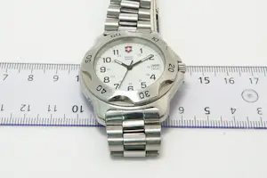 18- sportief Swiss Army Ricochet model 330 ft Rotating Bezel quartz polshorloge kopen? Bied vanaf 15!
