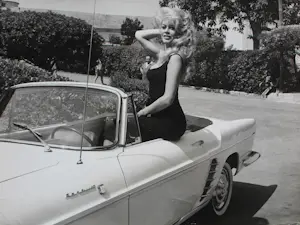 Niet of onleesbaar gesigneerd - Foto: Brigitte Bardot in auto kopen? Bied vanaf 10!
