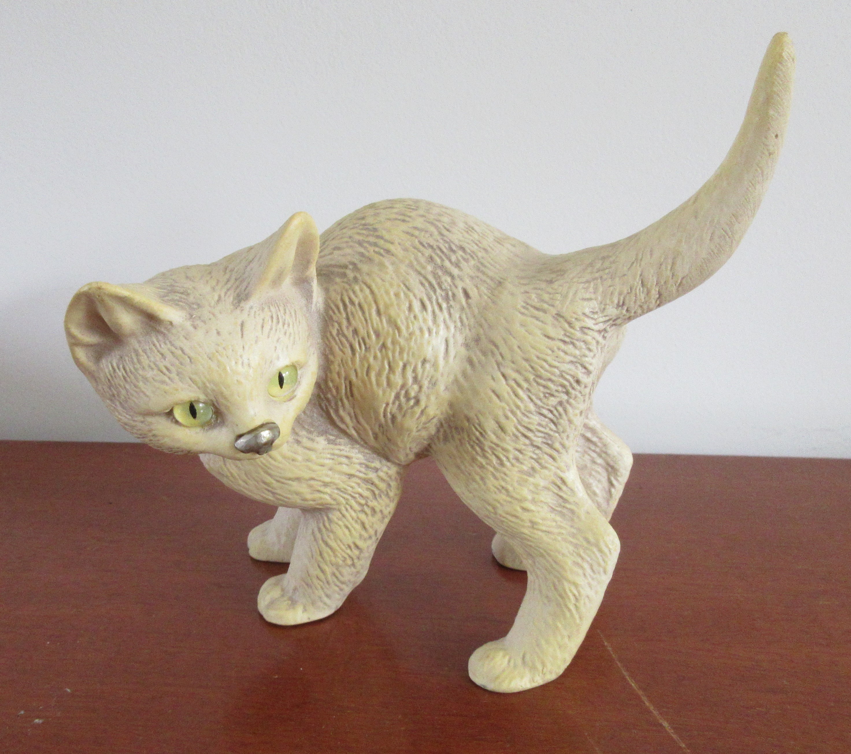 Niet of onleesbaar gesigneerd - Handgemaakte plastiek van een kat - Resin kopen? Bied vanaf 1!