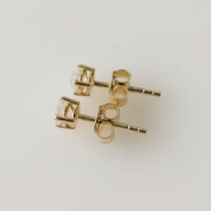 Diamanten oorknopjes kopen? Bied vanaf 850!