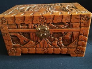 Curiosa - Antiek handgesneden houten kistje kopen? Bied vanaf 1!