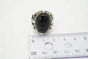 55- Bijzondere  zilveren, 9 kt en metalen "gothic" ring met zwarte steen kopen? Bied vanaf 30!