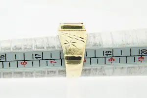 24- Mooi bewerkte 18 krt geel gouden ring met gefacetteerde rode kleursteen kopen? Bied vanaf 480!