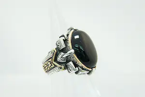 55- Bijzondere  zilveren, 9 kt en metalen "gothic" ring met zwarte steen kopen? Bied vanaf 30!