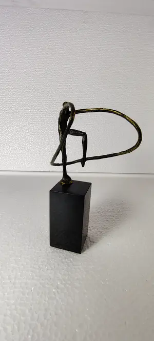 Niet of onleesbaar gesigneerd - Een prachtige bronzen beeldje gymnaste kopen? Bied vanaf 1!