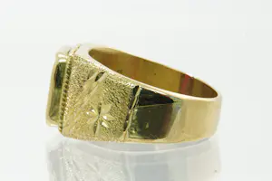 24- Mooi bewerkte 18 krt geel gouden ring met gefacetteerde rode kleursteen kopen? Bied vanaf 480!