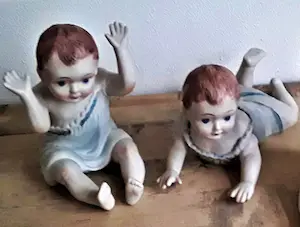 Niet of onleesbaar gesigneerd - Originele nostalgische keramische tweeling baby beeldjes (jaren 40) kopen? Bied vanaf 1!