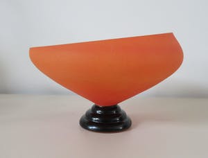 Niet of onleesbaar gesigneerd - Art deco oranje gesatineerde glazen schaal op voet kopen? Bied vanaf 1!