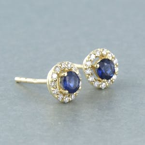 14k gouden oorknoppen bezet met een saffier en briljant geslepen diamant kopen? Bied vanaf 250!