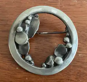 Eivind Hillestad - Vintage ‘70s handgemaakte tinnen broche verkocht voor € 28!