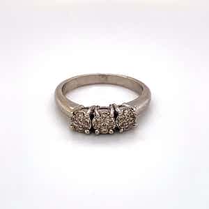 18K Goud - witgouden ring met 3 diamantclusters. maat 55,5(17,5) 5,46gr verkocht voor € 272!