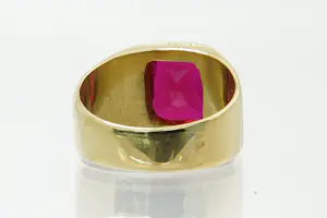 24- Mooi bewerkte 18 krt geel gouden ring met gefacetteerde rode kleursteen kopen? Bied vanaf 480!