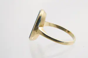 62 - 14 karaats geelgouden zegel ring gezet met ovalen blauwe steen kopen? Bied vanaf 265!