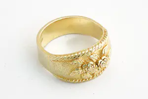 183- Grote & mooi bewerkte 18 krt geel gouden "Rozen met blad" unisex ring kopen? Bied vanaf 740!