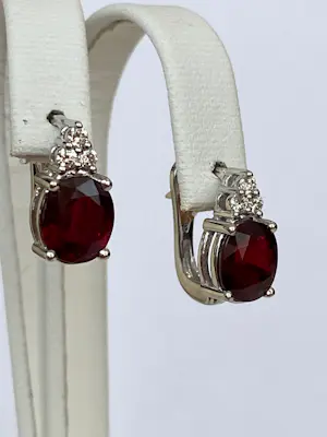 18 Kt witgouden oorbellen met rode robijnen ca 4,00 crt  en diamanten kopen? Bied vanaf 1400!