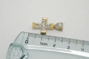 23 - Fraai 18 karaat bicolor-goud & ca. 0.25ct diamanten kruishanger kopen? Bied vanaf 180!