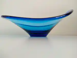 Per Lutken - (1916-1998) asymmetrische schaal, prachtige blauwe kleur verkocht voor € 65!