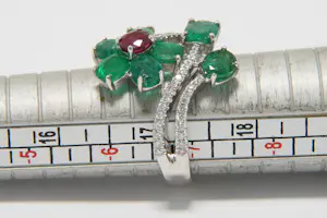 21 - 18 karaats witgouden bloem ring met diamant ca 0.50 crt briljant kopen? Bied vanaf 850!