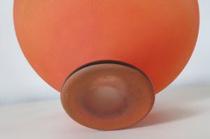 Niet of onleesbaar gesigneerd - Art deco oranje gesatineerde glazen schaal op voet kopen? Bied vanaf 1!