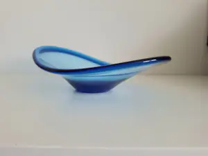 Per Lutken - Holmegaard; asymmetrische schaal in prachtige blauwe kleur kopen? Bied vanaf 69!