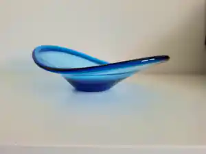 Per Lutken - Holmegaard; asymmetrische schaal in prachtige blauwe kleur kopen? Bied vanaf 69!