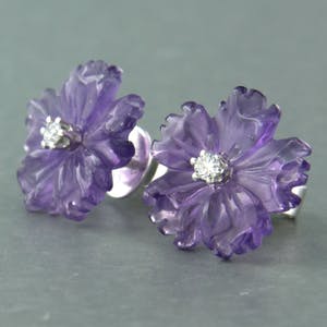 18k wit gouden oorknoppen bezet met amethist en briljant geslepen diamant kopen? Bied vanaf 170!