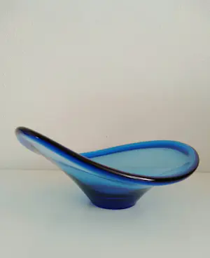 Per Lutken - (1916-1998) asymmetrische schaal, prachtige blauwe kleur kopen? Bied vanaf 75!