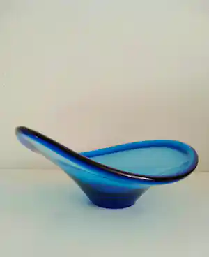 Per Lutken - (1916-1998) asymmetrische schaal, prachtige blauwe kleur verkocht voor € 70!