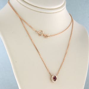 14k rosé gouden collier met hanger bezet met robijn en briljant geslepen diamant kopen? Bied vanaf 200!