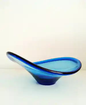Per Lutken - (1916-1998), asymmetrische glazen schaal, prachtige blauwe kleur verkocht voor € 59!