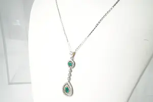 56 - Fijn 14Krt witgouden collier & (0.50ct) diamanten hanger met 2 smaragden kopen? Bied vanaf 360!