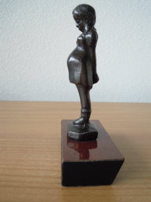 Niet of onleesbaar gesigneerd - Prachtig beeldje van zwangere vrouw kopen? Bied vanaf 10!