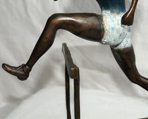 Brons (Onbekend) - Beeld , De Hordenloopster – gesigneerd “A.C.” kopen? Bied vanaf 10!
