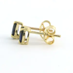 18k geel gouden oorknoppen bezet met saffier 0.90 karaat kopen? Bied vanaf 1!