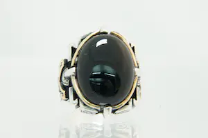 55- Bijzondere  zilveren, 9 kt en metalen "gothic" ring met zwarte steen kopen? Bied vanaf 30!