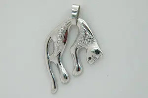 14- Mooi gedetailleerde 14 karaats wit-gouden panter hanger met 12 zirkonen kopen? Bied vanaf 190!
