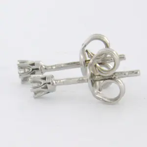 18k wit gouden solitair oorknoppen bezet met briljant geslepen diamant 0.08ct kopen? Bied vanaf 195!