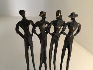 Corry Ammerlaan - Sculptuur “ Winkelend publiek “ kopen? Bied vanaf 22!