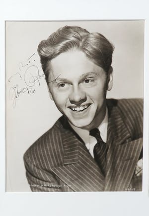 Niet of onleesbaar gesigneerd - Foto van Mickey Rooney incl. handtekening kopen? Bied vanaf 1!