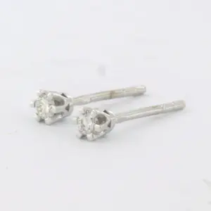 18k wit gouden solitair oorknoppen bezet met briljant geslepen diamant 0.08ct kopen? Bied vanaf 195!