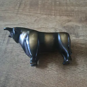 Brons (Onbekend) - abstracte stier, klaar voor de aanval kopen? Bied vanaf 60!