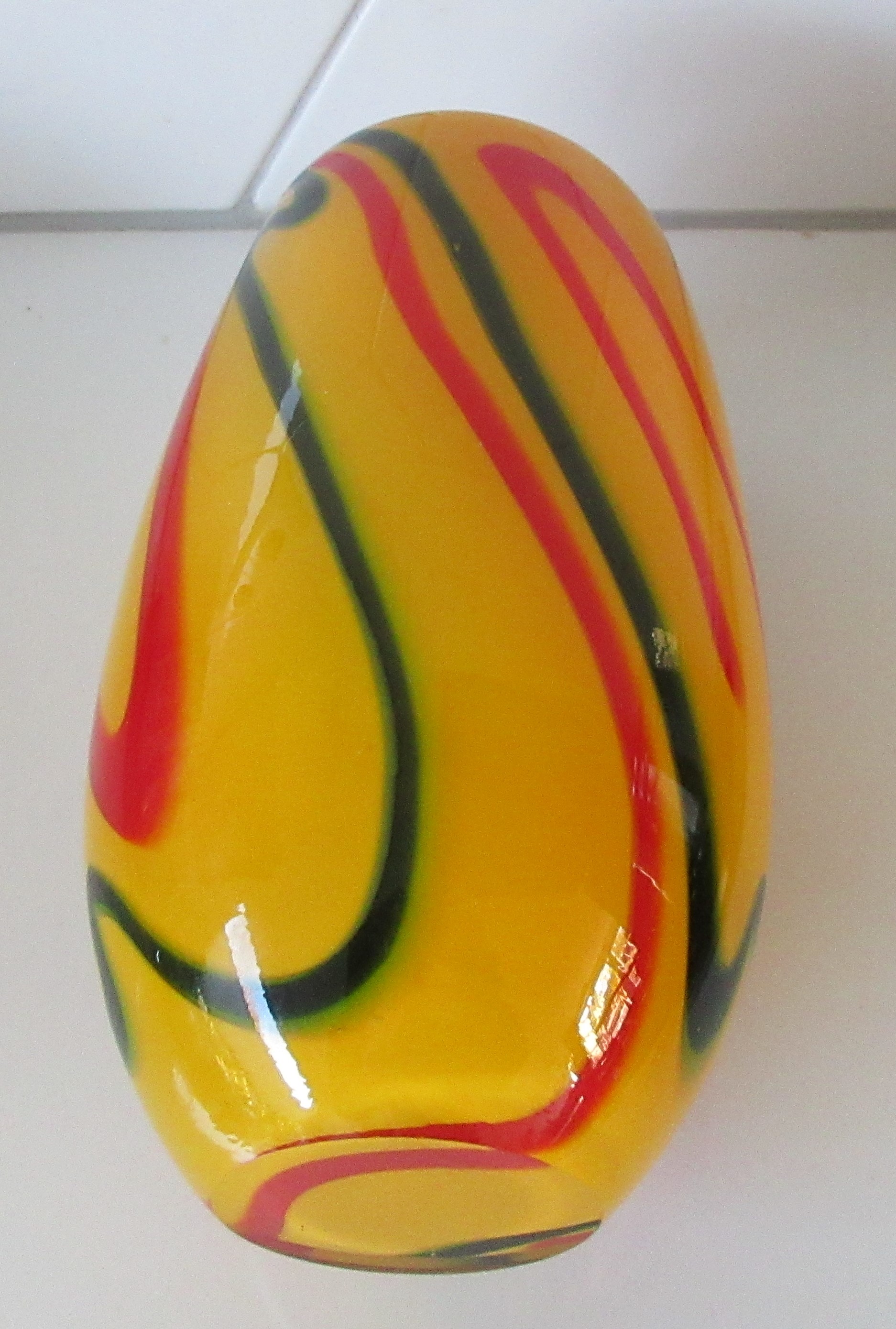 Niet of onleesbaar gesigneerd - Diep gele dikwandige Murano vaas met rode en donkergroene Swirls kopen? Bied vanaf 1!