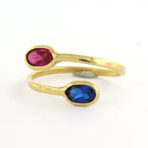 18k geel gouden ring bezet met robijn en saffier ringmaat 16.5(52) kopen? Bied vanaf 130!