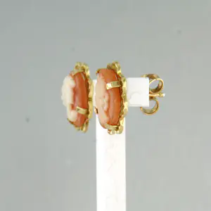 18k gouden ooroorknoppen met camee kopen? Bied vanaf 240!