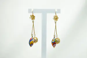 27 - 14 karaat paar geelgouden oorhangers met kleurkralen en filigrein bolletjes kopen? Bied vanaf 280!