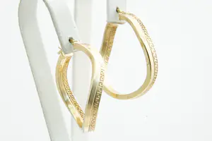 83 - Een paar 18 krt geel-gouden oorringen - golvend model met meander motief kopen? Bied vanaf 200!