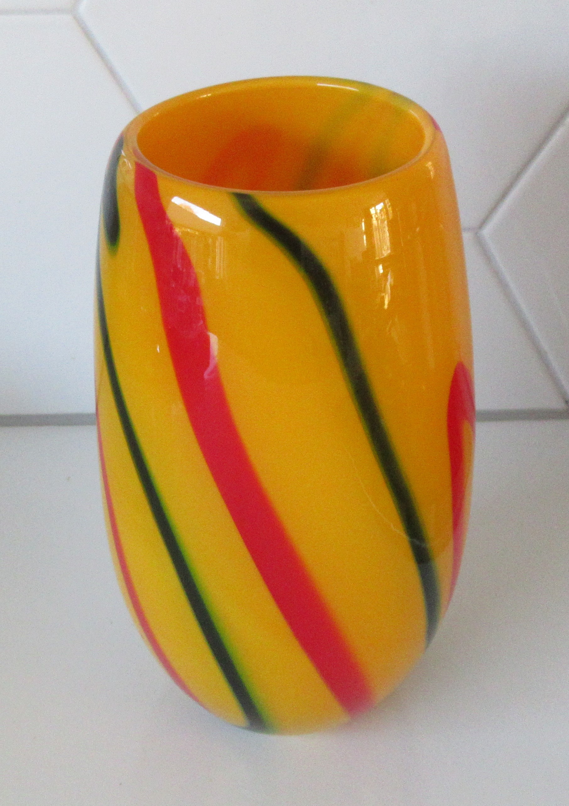 Niet of onleesbaar gesigneerd - Diep gele dikwandige Murano vaas met rode en donkergroene Swirls kopen? Bied vanaf 1!